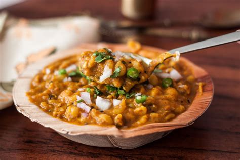 Chaat of india - Drain and transfer to a small bowl. Add the peas to the mashed potatoes. Add 4 tablespoons of breadcrumbs (or poha powder), cornstarch, grated ginger, cilantro leaves, finely chopped green chili, garam masala, red chili powder, lemon juice (or dry mango powder), sugar and salt. Heat the ghee until it is very hot.